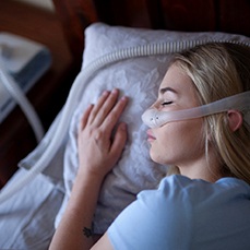young woman sleeping using combined therapy 