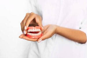 a model of a full set of dentures